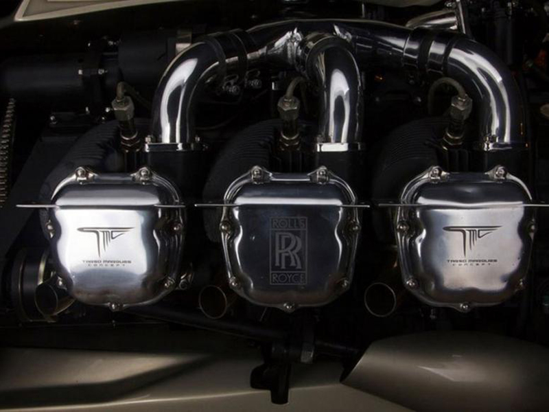 دراجة بخارية شبيهة بآلات ترون: تعمل بمحرك طائرة ومن تصميم سائق سباق برازيلي